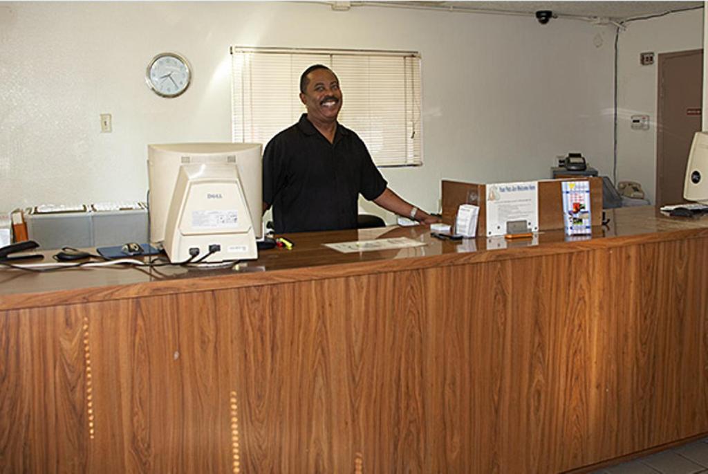 Ez 8 Motel Newark Esterno foto